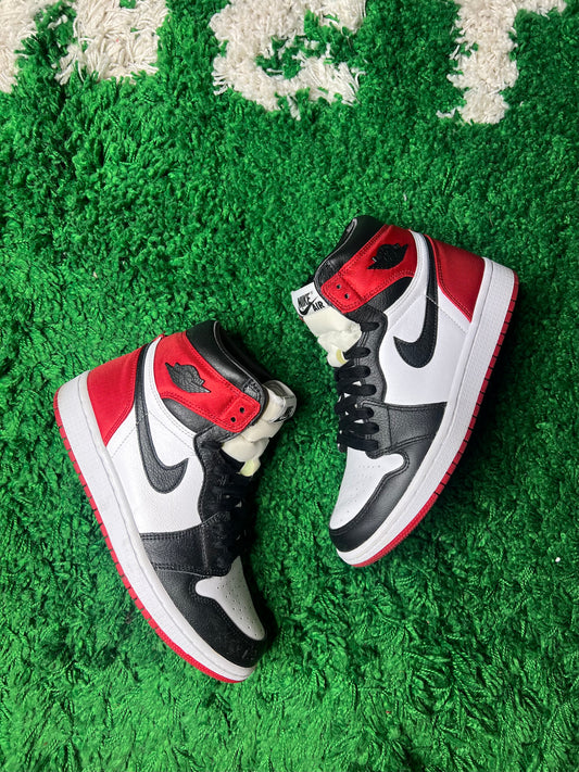 Jordan 1 satin black toe - Used